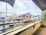 前面の住まいとの距離感があるから、圧迫感を感じません。
