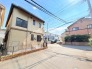幹線道路から１本入った現地は、想像以上に静かに感じられます。
