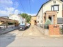 幅員の狭い道ですが、車通りの少ない住宅街に立地してます。
