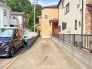 駐車場は２台まで駐車可能。マイカーの車幅もお確かめください。
