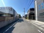 駐車が苦手な方にも嬉しい、前面道路に面した住まい。
