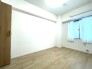 大きな窓から明るい日差しが差し込みます
