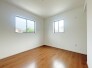 1号棟 子供部屋には丁度良い洋室。サイズは5.7帖。
 2026/07/26m