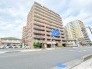 タイル張りの荘厳な外観は、マンションならでは。
