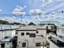 主に二階建てが中心の住宅街。近隣の屋根を高さを見ても、こちらの家と同じくらい。

