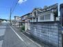 車通りの少ない閑静な住宅地、のびのびした子育てに適します。
