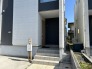 アプローチからの玄関がおしゃれな住宅。出発も帰宅も楽しみになるかも。
