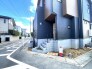 ポーチのついた新築分譲物件。玄関の印象はいかがでしょうか？入口からご覧ください。
