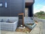 アプローチからの玄関がおしゃれな住宅。出発も帰宅も楽しみになるかも。
