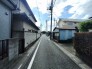 幹線道路から１本入った現地は、想像以上に静かに感じられます。
