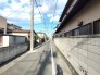 幅員の狭い道ですが、車通りの少ない住宅街に立地してます。
