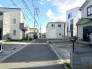 幹線道路から１本入った現地は、想像以上に静かに感じられます。
