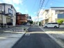 幅員の狭い道ですが、車通りの少ない住宅街に立地してます。
