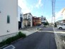 住民の方が主に利用する交通量少なめの道路に面してます。
