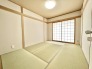 たっぷりの陽光と、心地よい風が舞い込みます。
