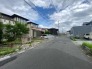 車通りの少ない閑静な住宅地、のびのびした子育てに適します。
