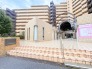 重厚なタイル貼りの外観が訪れる人を穏やかに迎え入れる落ち着いた佇まいです

