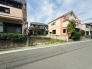 前面道路は歩道も整備され、小さなお子様にも安心です。
