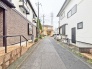 住民の方が主に利用する交通量少なめの道路に面してます。
