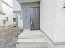 A号棟 この扉を開けると、新築の木の匂いが待ってます。
