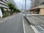 前面道路は歩道も整備され、小さなお子様にも安心です。
