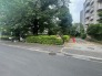 敷地内駐車場の入り口の横に公園があります。