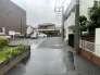 住民の方が主に利用する交通量少なめの道路に面してます。
