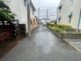 車通りの少ない閑静な住宅地、のびのびした子育てに適します。
