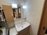 収納豊富な三面鏡付洗面化粧台。水回りのあれこれがキレイに収まりそうですね。
