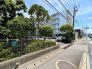 前面道路は歩道も整備され、小さなお子様にも安心です。
