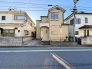 車通りの少ない閑静な住宅地、のびのびした子育てに適します。
