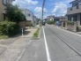 前面道路は歩道も整備され、小さなお子様にも安心です。
