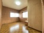 大きな窓から明るい日差しが差し込みます
