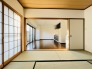和室とリビングが続き間に。


