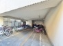 マンション敷地内の屋根付き駐輪スペース