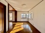 将来的には間仕切りして２部屋に変更可能な洋間。成長に合わせた間取り変更が可能なタイプ。
