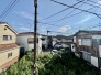 主に二階建てが中心の住宅街。近隣の屋根を高さを見ても、こちらの家と同じくらい。
