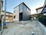 外構工事はあと少しで完成です。
駐車場は２～３台まで駐車可能。マイカーの車幅もお確かめください。

