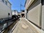 車通りの少ない閑静な住宅地、のびのびした子育てに適します。
