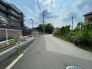 前面道路は歩道も整備され、小さなお子様にも安心です。
