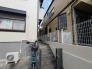 西側からの外観、奥の建物です。
