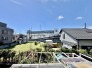 前面の住まいとの距離感があるから、圧迫感を感じません。
