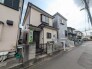 幅員の狭い道ですが、車通りの少ない住宅街に立地してます。
