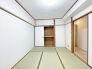 和室にはしっかり押し入れ。お布団もしっかりしまえます。
