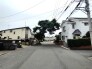 住宅街の中の一戸建て、あたりはほとんど住宅です。
