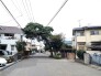 車通りの少ない閑静な住宅地、のびのびした子育てに適します。
