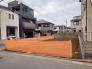 幹線道路から１本入った現地は、想像以上に静かに感じられます。
