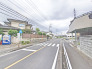 主に二階建てが中心の住宅街。近隣の屋根を高さを見ても、こちらの家と同じくらい。
