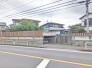 車通りの少ない閑静な住宅地、のびのびした子育てに適します。
