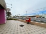 マンションの敷地内に郵便ポストがございます。
また、スーパーやセブンイレブンが目の前にございます。